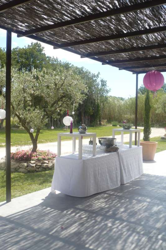 terrasse ombragée pour le vin d'honneur au Mas de Jonquerolles