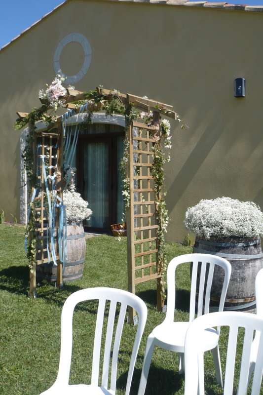 porche d'entrée des mariés pour la cérémonie en extérieur