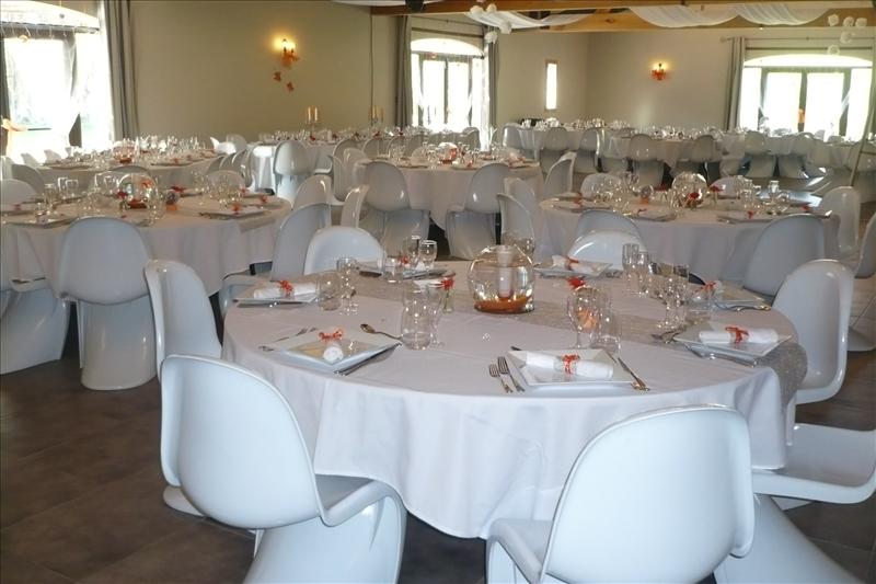 salle de reception pour mariage avec décoration blanche table et chaise a saint remy de provence 13210