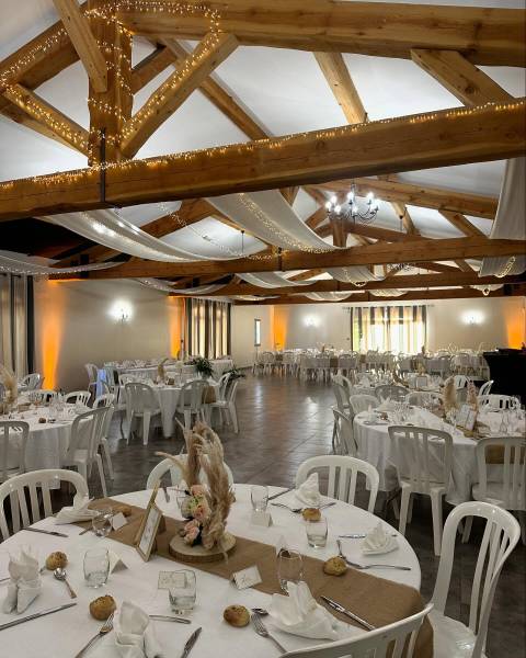 Salle de mariage à Saint Rémy de Provence avec mobilier compris et tables et chaises fournies