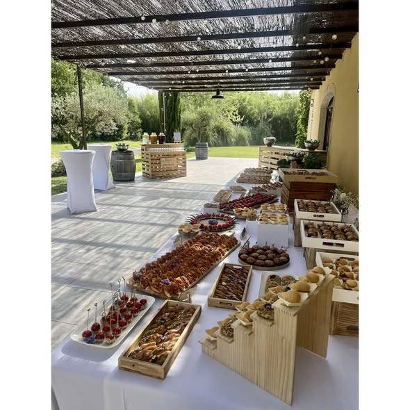 Vin d’honneur sur grande terrasse ombragée à Saint Rémy de Provence dans les Alpilles ambiance conviviale et élégante