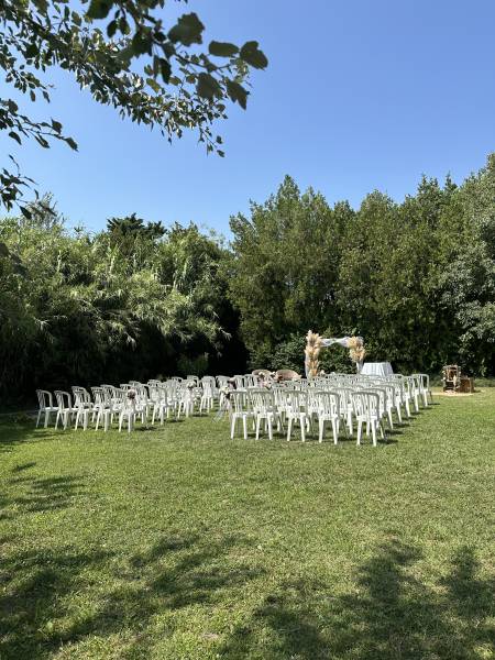 Salle de réception avec jardin privatif à Saint Rémy de Provence près d’Arles cadre naturel élégant