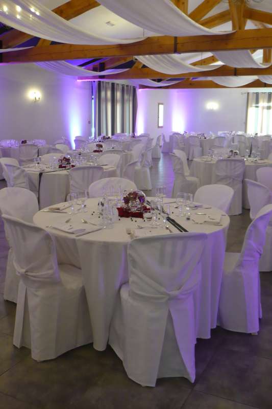 décoration blanche et rouge