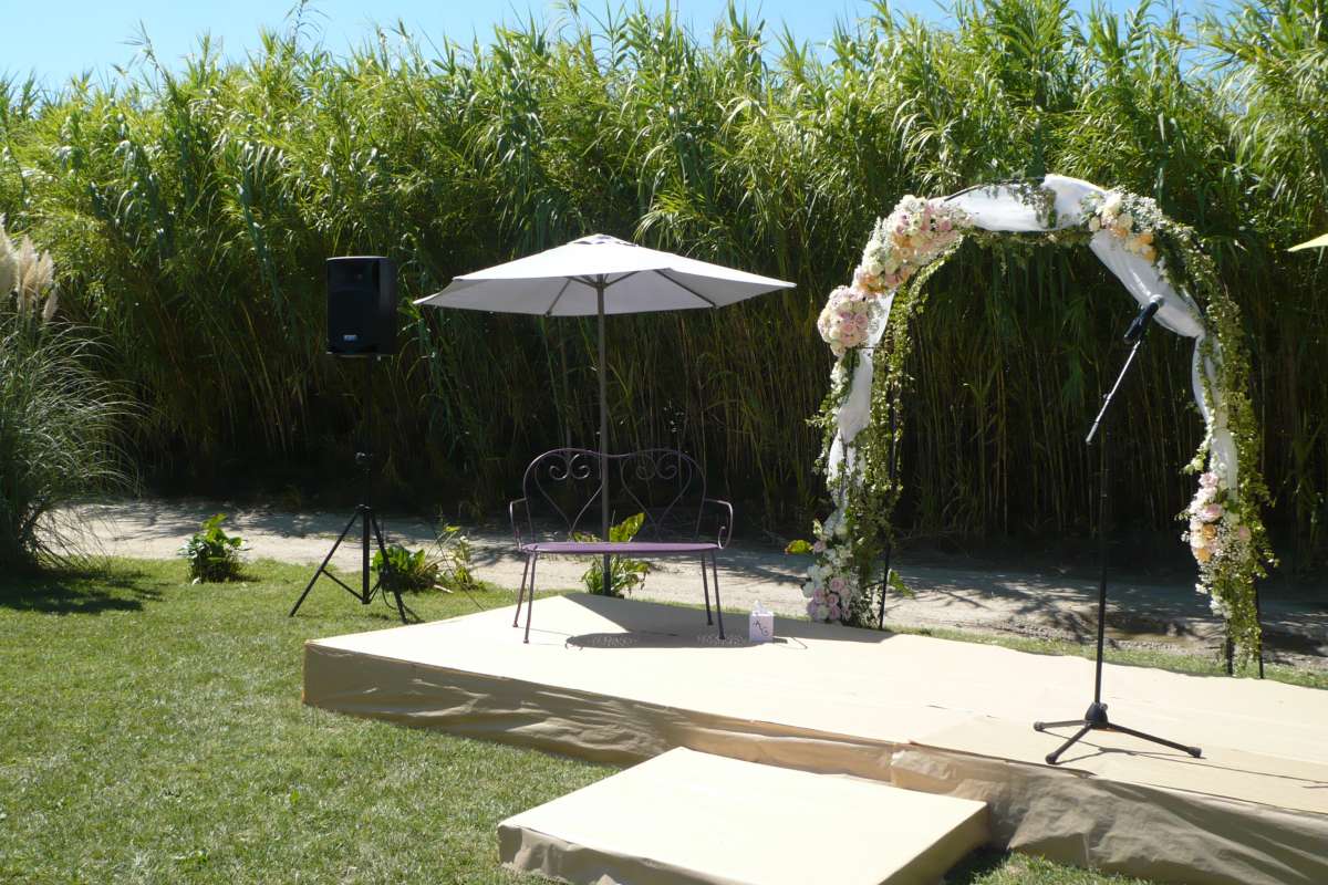 Vœux échangés au cœur de notre jardin fleuri : le cadre parfait pour une cérémonie laïque romantique et authentique en Provence