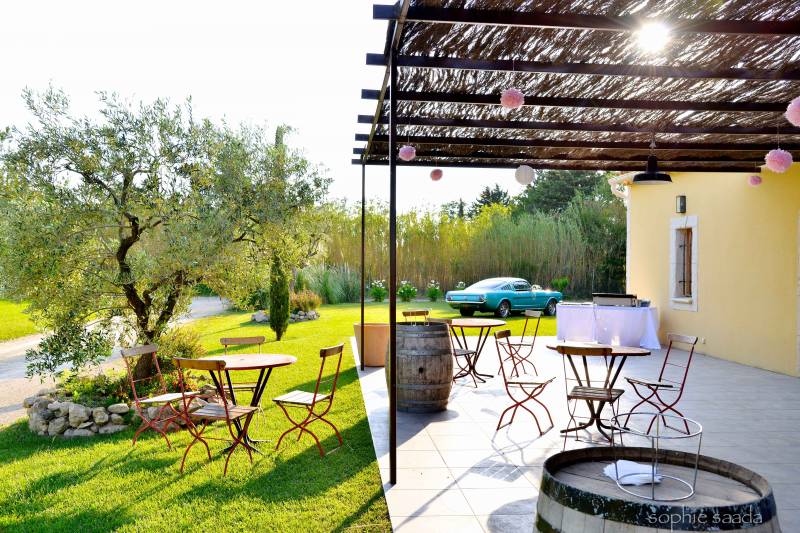 salle de mariage avec extérieur pour le vin d'honneur en provence